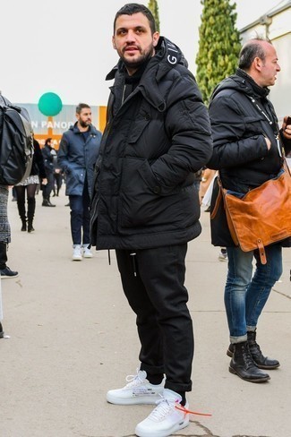 Модный лук: черная куртка-пуховик, черные брюки чинос, белые кроссовки, черные носки
