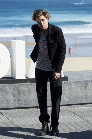 Модный лук: черная куртка-рубашка, белая футболка с круглым вырезом в горизонтальную полоску, черные джинсы, черные кожаные туфли дерби