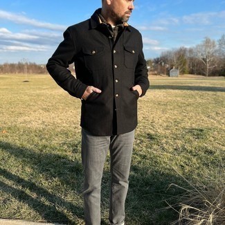 С чем носить черно-белую куртку-рубашку мужчине: Черно-белая куртка-рубашка и серые джинсы — необходимые вещи в гардеробе мужчин с чувством стиля.