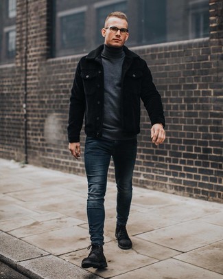 Какие зауженные джинсы носить с черно-белыми повседневными ботинками в 30 лет мужчине осень в стиле смарт-кэжуал: Черная вельветовая куртка-рубашка и зауженные джинсы — неотъемлемые вещи в гардеробе современного мужчины. Любители экспериментировать могут дополнить образ черно-белыми повседневными ботинками, тем самым добавив в него чуточку изысканности. Имея такой лук в своем арсенале, ты всегда будешь выглядеть с иголочки, несмотря на испортившуюся погоду.