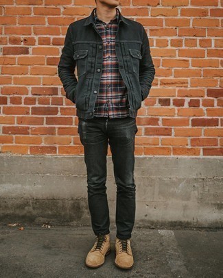 Какие джинсы носить с черной курткой-рубашкой мужчине осень: Тандем черной куртки-рубашки и джинсов позволит выглядеть аккуратно, а также выразить твою индивидуальность. Вкупе с этим образом великолепно выглядят светло-коричневые замшевые повседневные ботинки. Вне всякого сомнения, подобное сочетание вещей будет выглядеть невероятно по моде осенью, когда погода становится непредсказуемой.