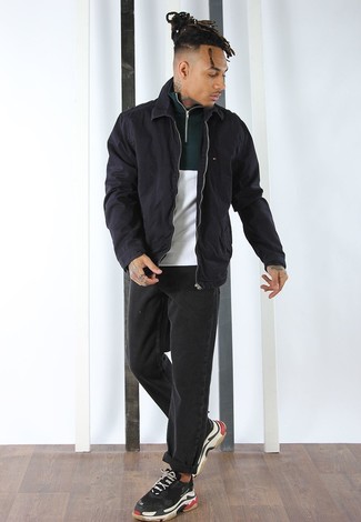 С чем носить зеленый свитер мужчине в стиле кэжуал: Зеленый свитер в сочетании с черными джинсами позволит выразить твой личный стиль. Закончив образ черными кроссовками, можно привнести в него классическую нотку.