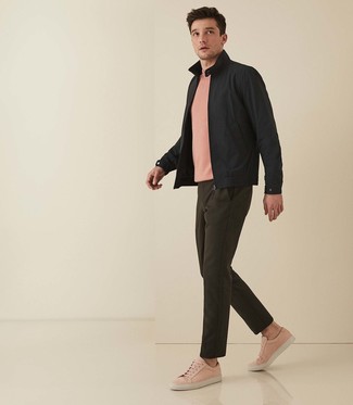 С чем носить черную куртку харрингтон в стиле кэжуал: Черная куртка харрингтон в сочетании с оливковыми брюками чинос — превосходная идея для создания мужского образа в стиле business casual. Что касается обуви, можно отдать предпочтение практичности и выбрать розовые кожаные низкие кеды.