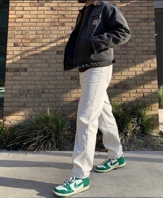С чем носить черную куртку харрингтон в 30 лет в теплую погоду: Привлекательное сочетание черной куртки харрингтон и белых джинсов вне всякого сомнения будет обращать на себя внимание прекрасных барышень. Этот образ неплохо завершат бело-зеленые кожаные высокие кеды.