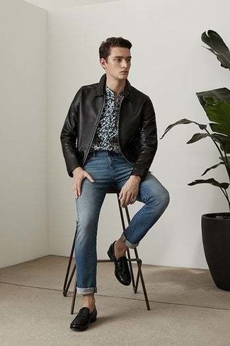 Какие джинсы носить с темно-сине-белой рубашкой с коротким рукавом в 20 лет мужчине: Темно-сине-белая рубашка с коротким рукавом и джинсы — хорошая идея для расслабленного, но модного мужского лука. Боишься выглядеть несерьезно? Заверши этот лук черными кожаными лоферами.