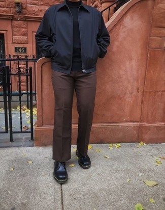 Модный лук: черная куртка харрингтон, черная водолазка, темно-коричневые брюки чинос, черные кожаные туфли дерби