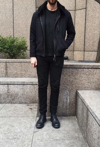 Как носить черную куртку харрингтон с черными джинсами в 30 лет: Черная куртка харрингтон и черные джинсы надежно обосновались в гардеробе многих мужчин, позволяя составлять яркие и функциональные ансамбли. Разбавить лук и добавить в него толику классики помогут черные кожаные повседневные ботинки.