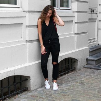 С чем носить рваные джинсы в 30 лет женщине: Если в одежде ты ценишь комфорт и функциональность, черная майка и рваные джинсы — превосходный вариант для расслабленного повседневного образа. Прекрасно здесь смотрятся белые низкие кеды.