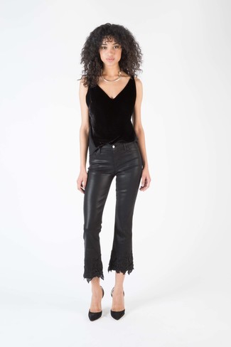 С чем носить черные джинсы-клеш в жару: Черная бархатная майка и черные джинсы-клеш — прекрасный наряд, если ты хочешь создать простой, но в то же время модный образ. Черные замшевые туфли — отличный вариант, чтобы завершить образ.