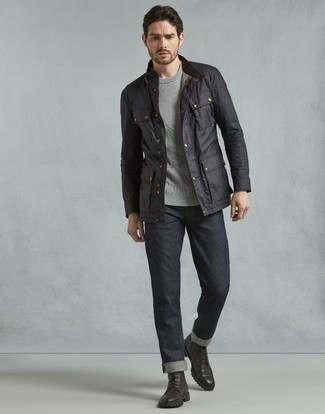 Модный лук: черная полевая куртка, серый свитер с круглым вырезом, темно-серые джинсы, черные кожаные повседневные ботинки