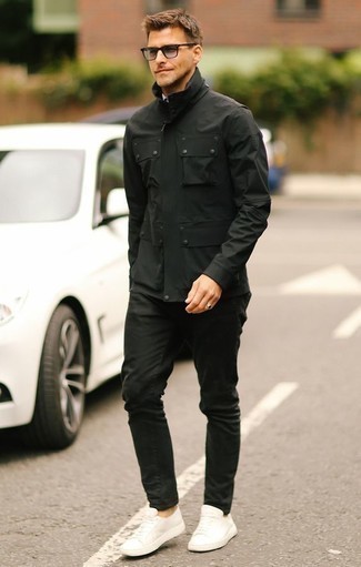 Какие джинсы носить с черной полевой курткой: Черная полевая куртка в сочетании с джинсами — прекрасный вариант для воплощения мужского ансамбля в элегантно-деловом стиле. В паре с этим ансамблем наиболее удачно выглядят белые кожаные низкие кеды.