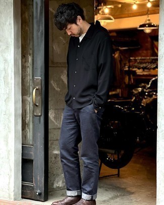 С чем носить черную рубашку мужчине: Черная рубашка и темно-синие брюки чинос — хороший выбор, если ты хочешь создать расслабленный, но в то же время модный мужской образ. Сбалансировать образ и добавить в него толику классики помогут темно-коричневые кожаные повседневные ботинки.
