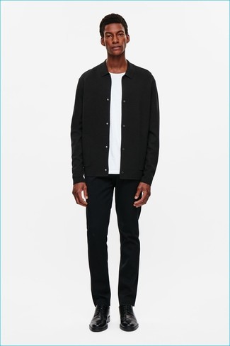 Модный лук: черная фланелевая рубашка с длинным рукавом, белая футболка с круглым вырезом, черные джинсы, черные кожаные туфли дерби