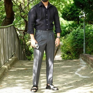 С чем носить серые классические брюки мужчине в стиле кэжуал: Черная рубашка с длинным рукавом в паре с серыми классическими брюками поможет создать запоминающийся мужской лук. Тебе нравятся незаурядные сочетания? Можешь закончить свой ансамбль черными кожаными сандалиями.
