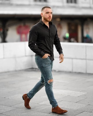 С чем носить коричневые замшевые ботинки челси мужчине в стиле кэжуал: Если ты делаешь ставку на удобство и практичность, черная рубашка с длинным рукавом и синие рваные зауженные джинсы — классный выбор для привлекательного мужского ансамбля на каждый день. Почему бы не привнести в этот лук на каждый день немного нарядности с помощью коричневых замшевых ботинок челси?