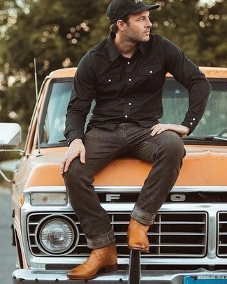 Какие рубашки с длинным рукавом носить с коричневыми ботинками челси мужчине в стиле смарт-кэжуал: Если ты ценишь удобство и функциональность, попробуй это тандем рубашки с длинным рукавом и темно-коричневых джинсов. Такой лук легко получает свежее прочтение в сочетании с коричневыми ботинками челси.