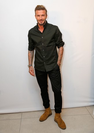 Как David Beckham носит Черная рубашка с длинным рукавом, Черные брюки чинос, Табачные замшевые повседневные ботинки