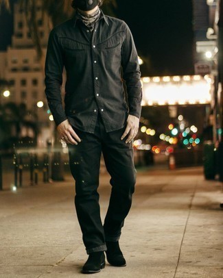 Модный лук: черная рубашка с длинным рукавом, черные джинсы, черные замшевые ботинки челси, серый шарф в шотландскую клетку
