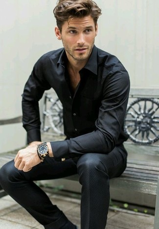 Модный лук: черная рубашка с длинным рукавом, черные классические брюки, черные кожаные часы