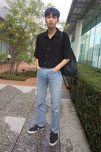 Модный лук: черная рубашка с коротким рукавом, голубые джинсы, черно-белые низкие кеды из плотной ткани, черный рюкзак из плотной ткани