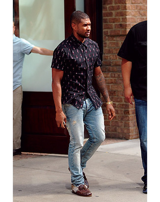 Как Usher носит Черная рубашка с коротким рукавом с принтом, Голубые рваные джинсы, Темно-коричневые кожаные лоферы с кисточками