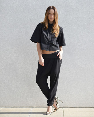 Модный лук: черная рубашка с коротким рукавом, черные пижамные штаны, бежевые замшевые туфли с леопардовым принтом