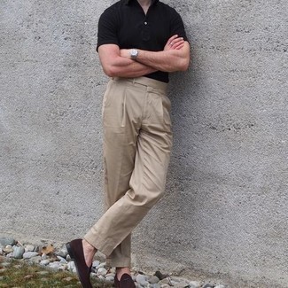 Как носить бежевые классические брюки с темно-коричневыми замшевыми лоферами мужчине лето в стиле смарт-кэжуал: Черная футболка-поло и бежевые классические брюки — беспроигрышный выбор для воплощения мужского лука в элегантно-деловом стиле. Темно-коричневые замшевые лоферы добавят чуточку классики в твой лук. Подобное сочетание одежды обеспечит комфорт в знойную погоду и удобство в ношении.