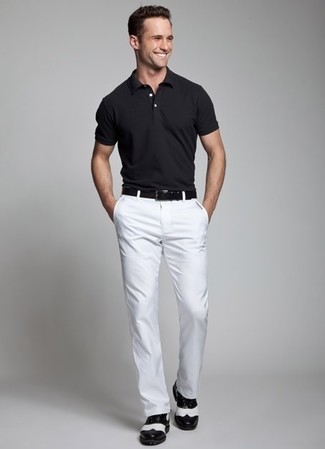 Какие броги носить с белыми брюками чинос в жару: Сочетание черной футболки-поло и белых брюк чинос вдохновляет на проявление собственной индивидуальности. Теперь почему бы не добавить в этот лук на каждый день чуточку стильной строгости с помощью брогов?