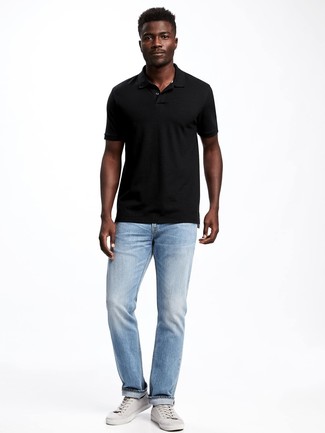 Модный лук: черная футболка-поло, голубые джинсы, серые кожаные низкие кеды