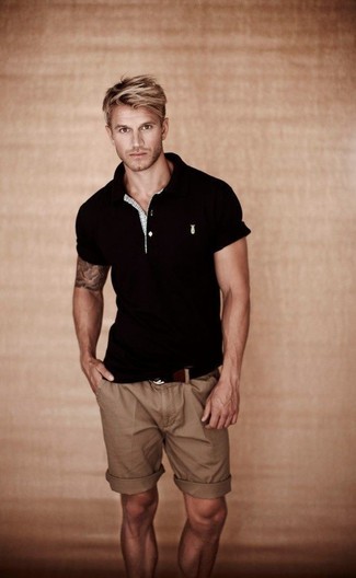 Какие футболки-поло носить с коричневыми шортами мужчине: Образ из футболки-поло и коричневых шорт поможет составить необычный мужской лук в стиле casual.
