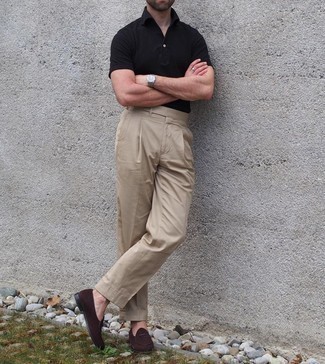С чем носить светло-коричневые классические брюки мужчине в жару: Образ из черной футболки-поло и светло-коричневых классических брюк выглядит бесподобно, разве нет? Сделать образ чуть строже помогут темно-коричневые замшевые лоферы.