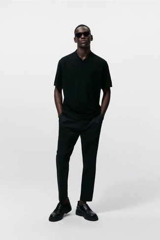 Как носить черную футболку-поло с черными брюками в 20 лет мужчине в жару в стиле смарт-кэжуал: Черная футболка-поло и черные брюки надежно закрепились в гардеробе многих мужчин, помогая создавать запоминающиеся и стильные образы. Сделать образ изысканнее позволят черные кожаные массивные туфли дерби.