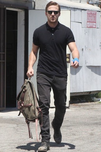 Как Ryan Gosling носит Черная футболка-поло, Черные джинсы, Черные кожаные повседневные ботинки, Оливковый рюкзак из плотной ткани