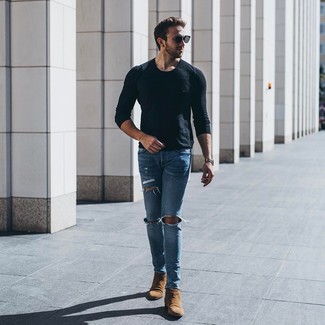 Как носить джинсы с ботинками в 20 лет мужчине в спортивном стиле: Такое простое и комфортное сочетание вещей, как черная футболка с длинным рукавом и джинсы, полюбится мужчинам, которые любят проводить дни в постоянном движении. Завершив лук ботинками, ты привнесешь в него нотки мужественной элегантности.