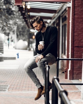С чем носить коричневые замшевые ботинки челси мужчине: Любителям стиля casual придется по вкусу дуэт черной футболки с длинным рукавом и серых джинсов. Преобразить образ и добавить в него толику классики помогут коричневые замшевые ботинки челси.