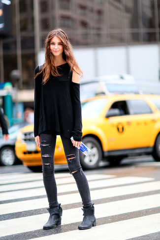 С чем носить рваные джинсы в 20 лет женщине: В сочетании друг с другом черная футболка с длинным рукавом и рваные джинсы будут выглядеть наиболее выгодно. В этот образ очень легко интегрировать пару черных кожаных ботильонов.