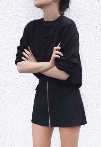 С чем носить черную футболку с длинным рукавом женщине: Дуэт черной футболки с длинным рукавом и черной мини-юбки — прекрасный пример современного городского стиля.