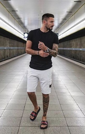 Как носить шорты с сандалиями мужчине в жару: Черная футболка с круглым вырезом и шорты — обязательные вещи в гардеробе мужчин с чувством стиля. Любишь незаурядные решения? Закончи свой образ сандалиями.