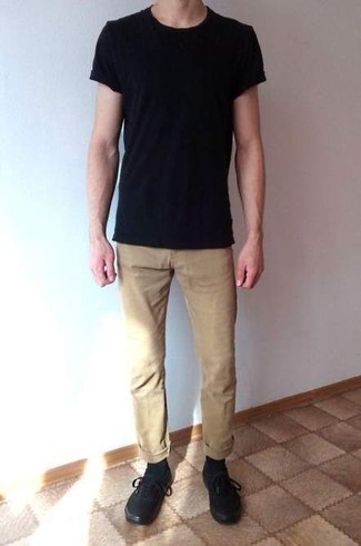 С чем носить светло-коричневые джинсы мужчине: Комбо из черной футболки с круглым вырезом и светло-коричневых джинсов позволит создать модный мужской лук. Что касается обуви, заверши образ черными низкими кедами из плотной ткани.