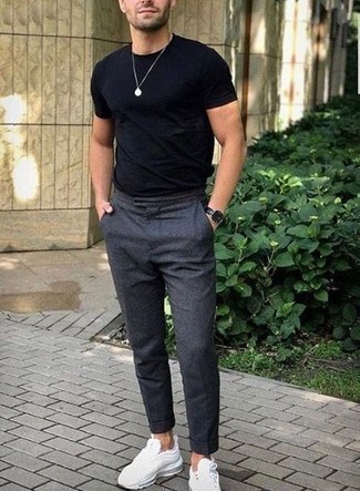 С чем носить серые брюки в 30 лет мужчине в жару: Черная футболка с круглым вырезом в сочетании с серыми брюками не прекращает импонировать стильным мужчинам. В сочетании с белыми кроссовками такой лук смотрится особенно удачно.