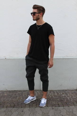 С чем носить темно-серые брюки чинос: Сочетание черной футболки с круглым вырезом и темно-серых брюк чинос позволит создать стильный мужской образ. Если подобный лук кажется слишком дерзким, сбалансируй его серыми кроссовками.