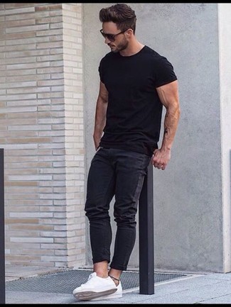 С чем носить темно-серые джинсы в 30 лет мужчине лето: Черная футболка с круглым вырезом и темно-серые джинсы — замечательное решение для мужчин, которые постоянно в движении. Вкупе с этим луком отлично смотрятся белые низкие кеды. Такой ансамбль точно поможет справиться с летней жарой.