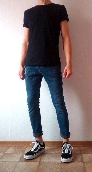 С чем носить темно-синие зауженные джинсы в 20 лет мужчине в жару: Если ты запланировал суматошный день, сочетание черной футболки с круглым вырезом и темно-синих зауженных джинсов позволит создать комфортный образ в повседневном стиле. Теперь почему бы не привнести в повседневный образ толику консерватизма с помощью черно-белых низких кед из плотной ткани?