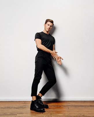 Модный лук: черная футболка с круглым вырезом, черные брюки чинос, черные кожаные повседневные ботинки