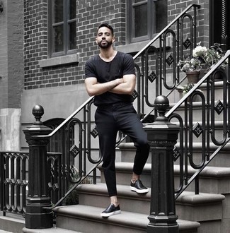 Какие брюки чинос носить с черными слипонами в жару: Черная футболка с круглым вырезом в сочетании с брюками чинос поможет создать стильный мужской образ. Если говорить об обуви, черные слипоны станут прекрасным выбором.