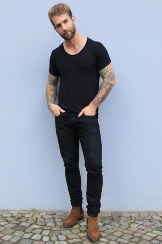 Модный лук: черная футболка с круглым вырезом, черные джинсы, коричневые замшевые ботинки челси