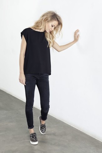 Какие джинсы носить с черной футболкой с круглым вырезом женщине: Черная футболка с круглым вырезом и джинсы несомненно украсят гардероб любой девушки. В сочетании с этим образом наиболее уместно будут выглядеть черно-белые слипоны с принтом.