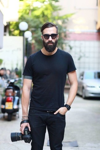 С чем носить черные джинсы мужчине в жару в стиле кэжуал: Черная футболка с круглым вырезом и черные джинсы — неотъемлемые вещи в арсенале стильного современного молодого человека.