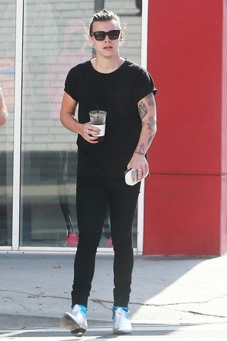 Как Harry Styles носит Черная футболка с круглым вырезом, Черные зауженные джинсы, Серые кожаные ботинки челси, Черные солнцезащитные очки
