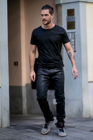 Как носить джинсы с высокими кедами в 30 лет мужчине в жару: Черная футболка с круглым вырезом и джинсы — необходимые составляющие в гардеробе парней с чувством стиля. Дополни ансамбль высокими кедами, если не хочешь, чтобы он получился слишком формальным.